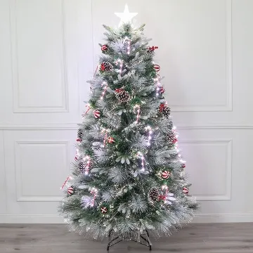 Fotografía de un árbol de navidad con fibra óptica color verde con detalles color blanco y decoraciones en color rojo y café.